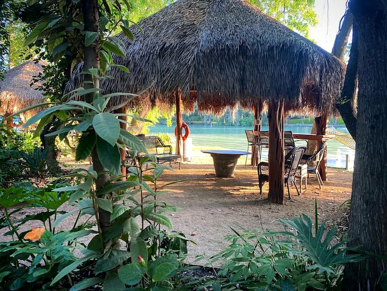 Luxurious Safari Tent, Amazing for Glamping Vacations near Seguin, Texas