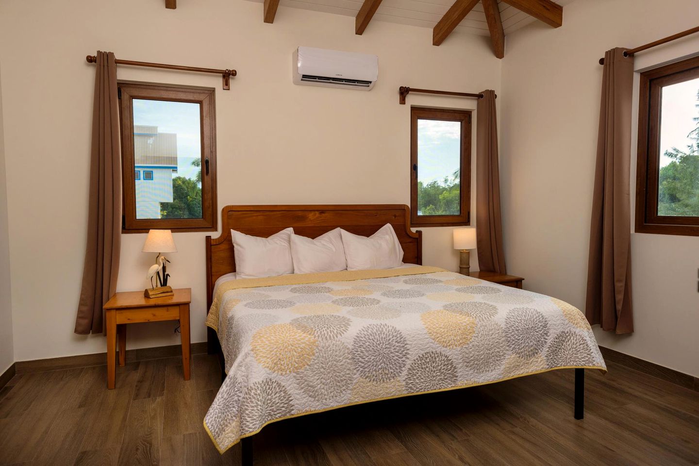 Gorgeous Beach House with Swimming Pool and Beach Access in Belize City, Belize District