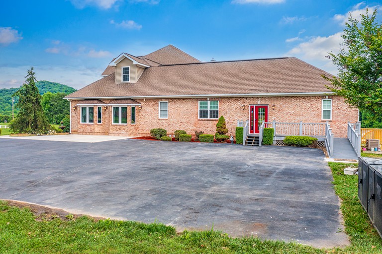 Charming Cottage with Swimming Pool, Sauna, Game Room and Private Cinema in Cosby, Tennessee