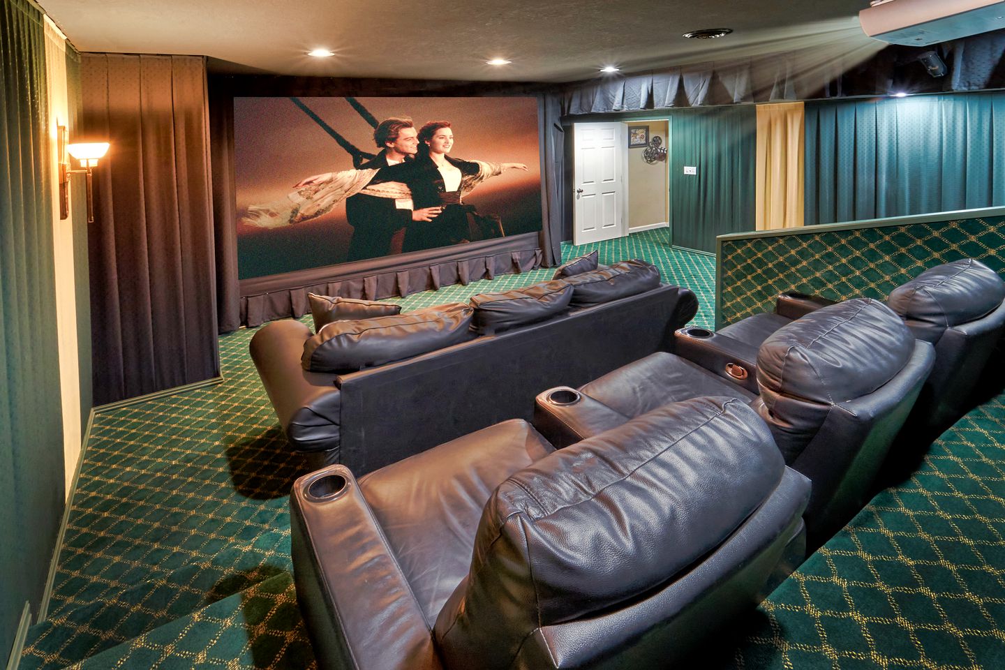 Charming Cottage with Swimming Pool, Sauna, Game Room and Private Cinema in Cosby, Tennessee