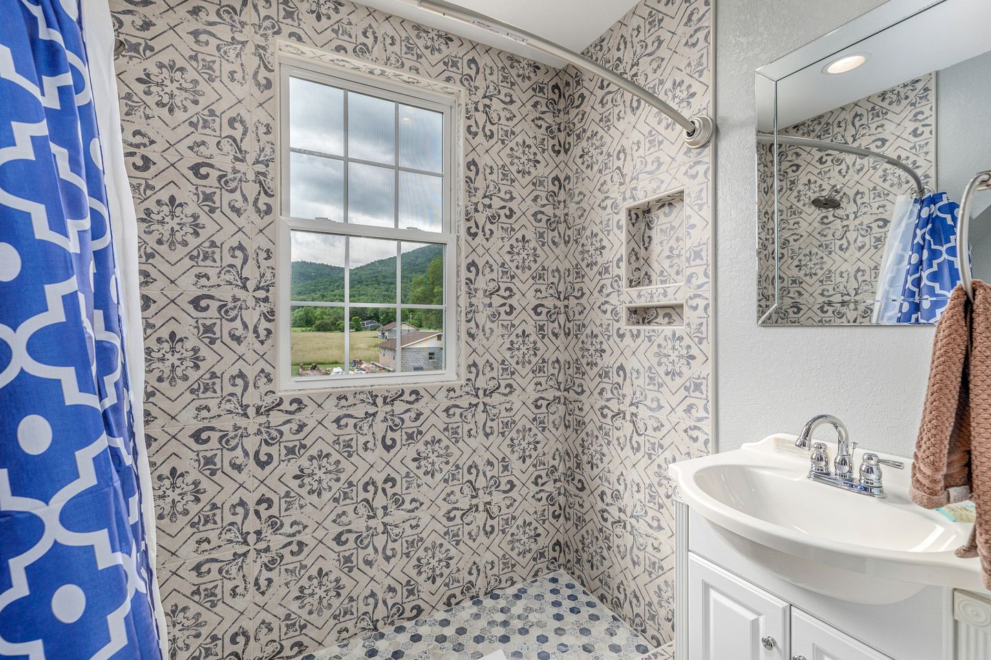 Charming Cottage with Swimming Pool, Sauna, Game Room and Private Cinema in Cosby, Tennessee