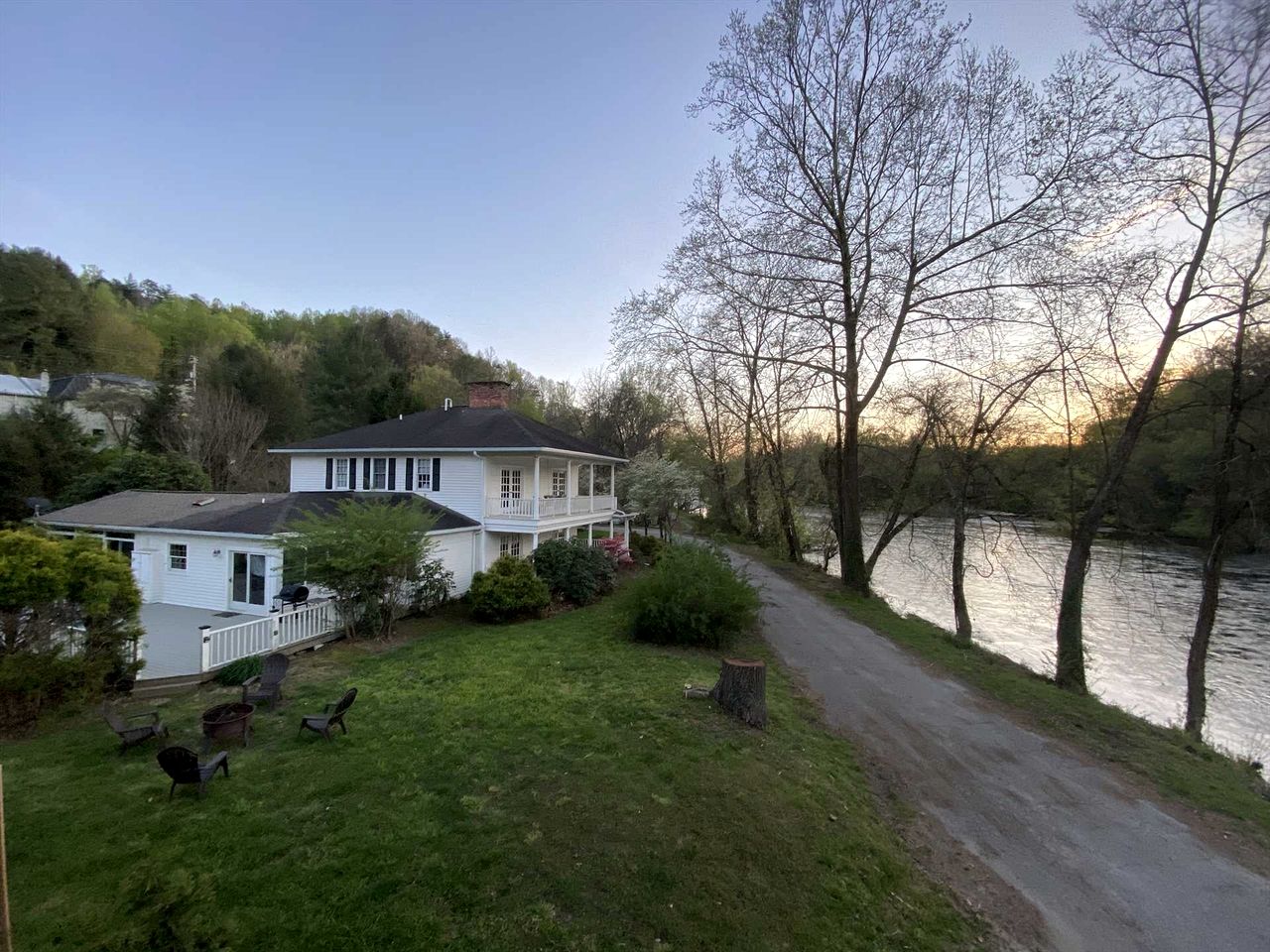 Idyllic Pet-Friendly Riverside Retreat with Hot Tub near Great Smoky Mountains, Bryson City, North Carolina