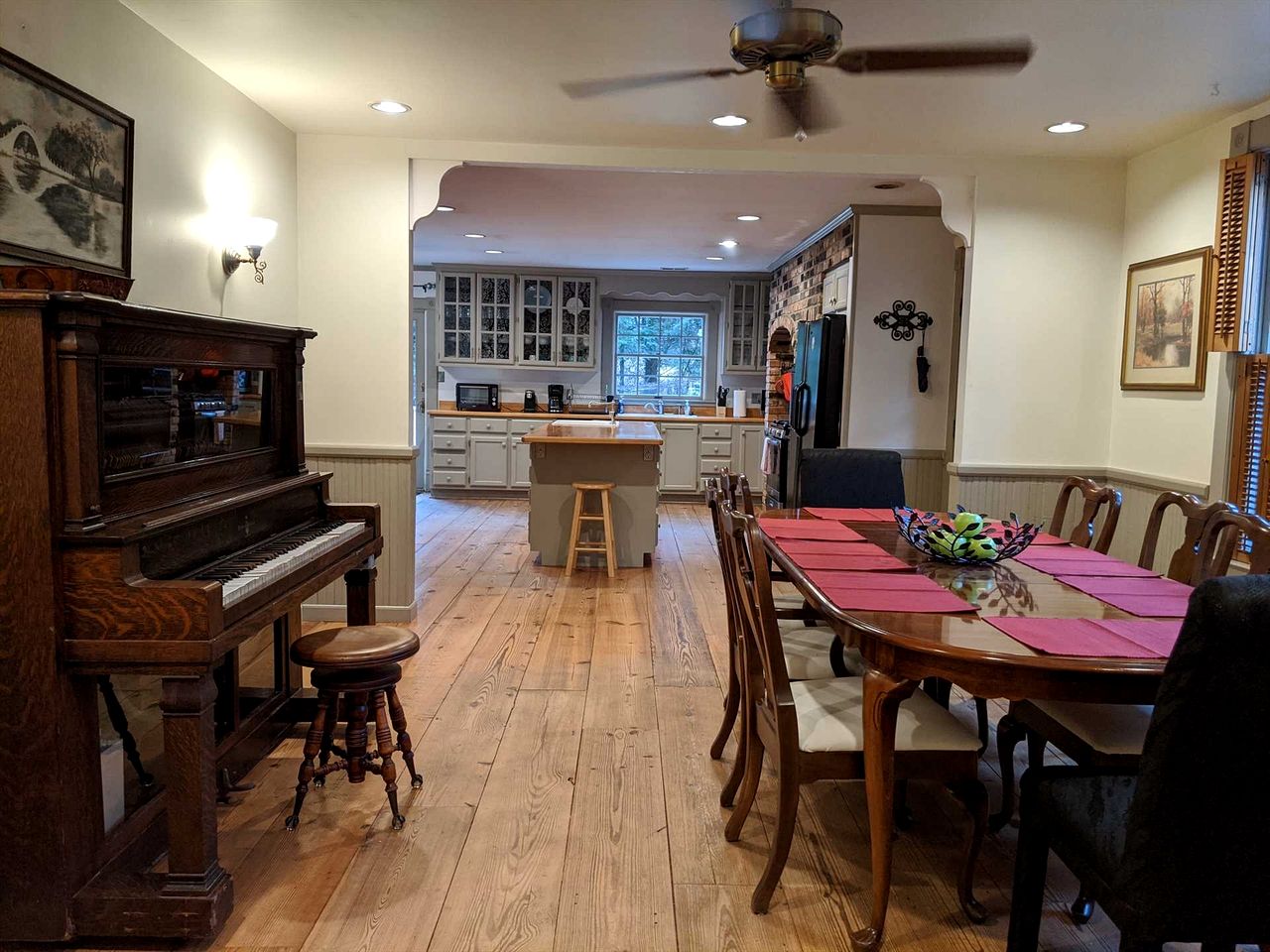 Idyllic Pet-Friendly Riverside Retreat with Hot Tub near Great Smoky Mountains, Bryson City, North Carolina