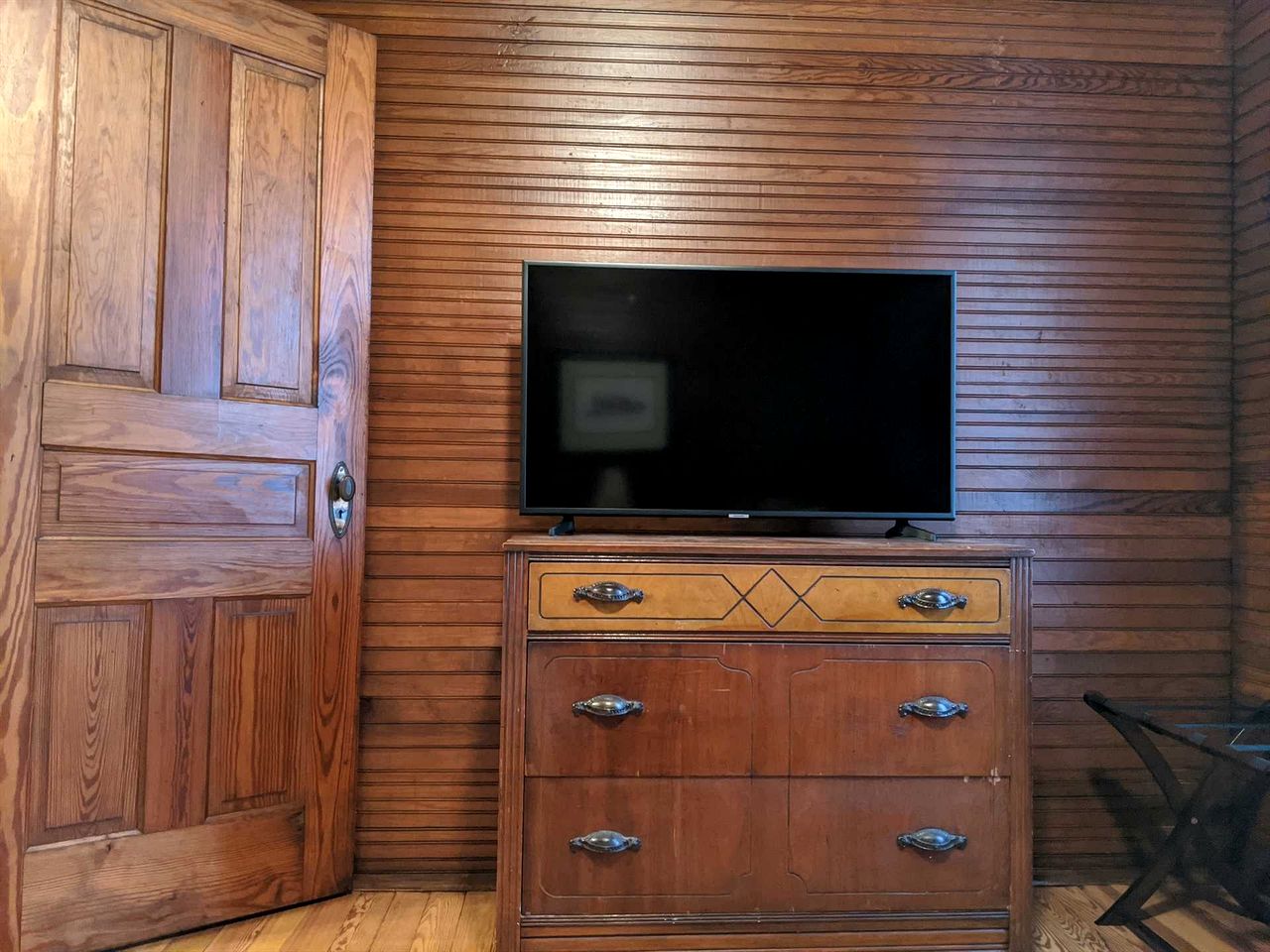 Idyllic Pet-Friendly Riverside Retreat with Hot Tub near Great Smoky Mountains, Bryson City, North Carolina