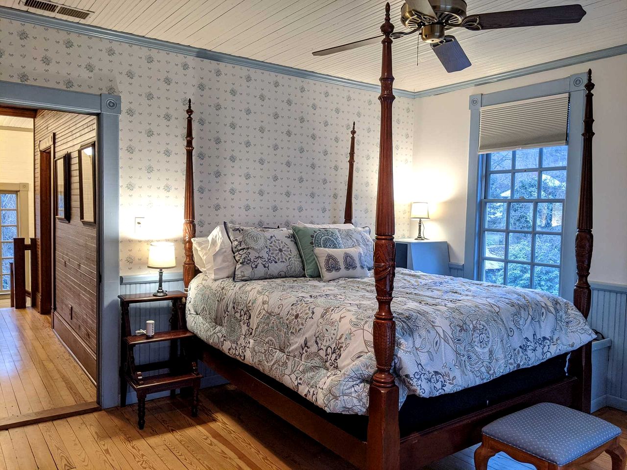 Idyllic Pet-Friendly Riverside Retreat with Hot Tub near Great Smoky Mountains, Bryson City, North Carolina