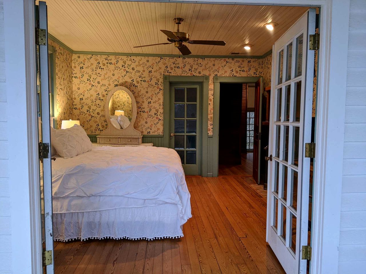 Idyllic Pet-Friendly Riverside Retreat with Hot Tub near Great Smoky Mountains, Bryson City, North Carolina