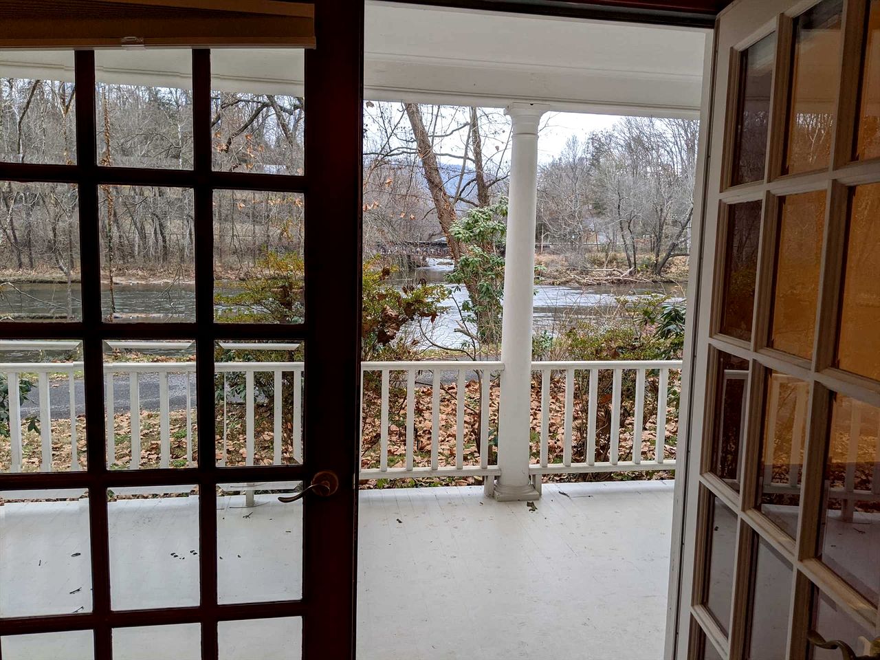 Idyllic Pet-Friendly Riverside Retreat with Hot Tub near Great Smoky Mountains, Bryson City, North Carolina