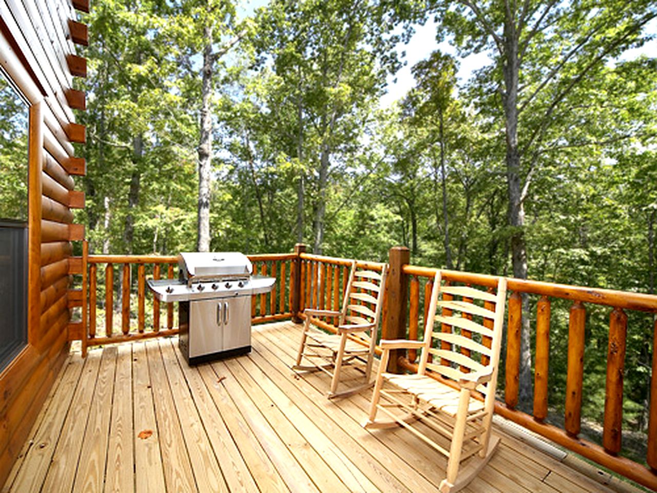 Lovely Cabin Retreat with a Hot Tub near Gatlinburg, Tennessee