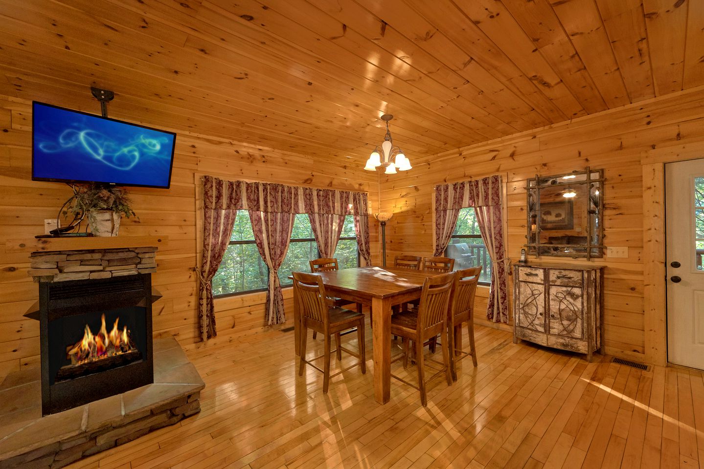Lovely Cabin Retreat with a Hot Tub near Gatlinburg, Tennessee