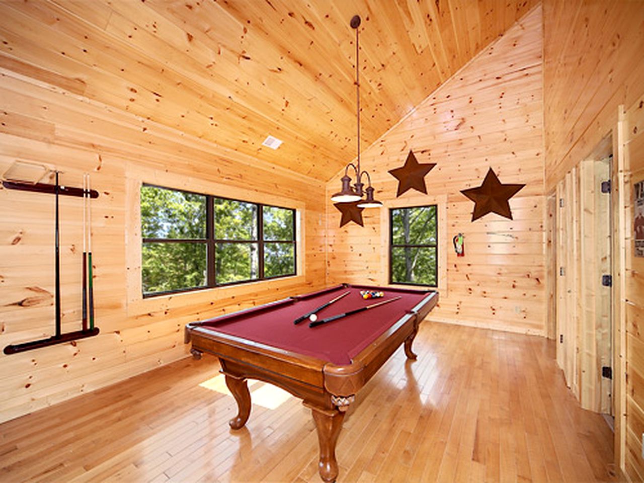 Lovely Cabin Retreat with a Hot Tub near Gatlinburg, Tennessee