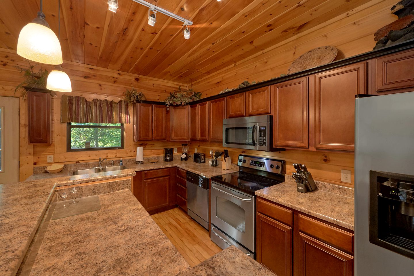 Lovely Cabin Retreat with a Hot Tub near Gatlinburg, Tennessee