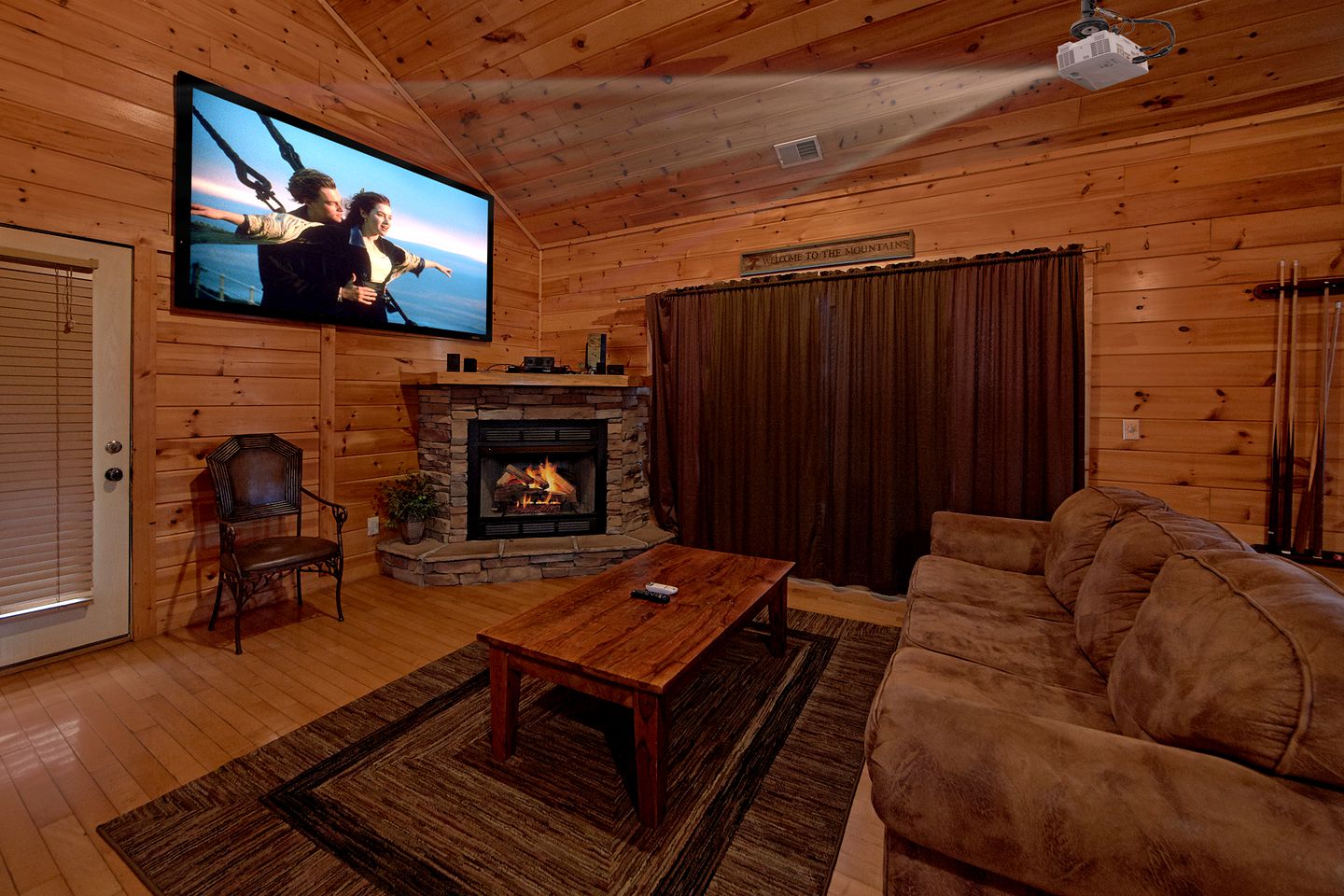 Lovely Cabin Retreat with a Hot Tub near Gatlinburg, Tennessee