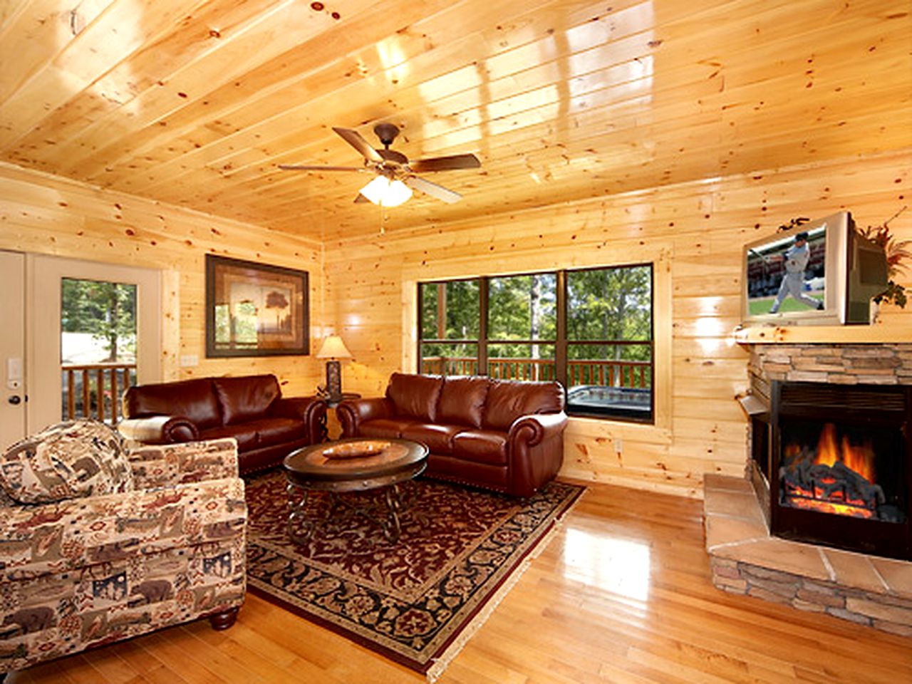 Lovely Cabin Retreat with a Hot Tub near Gatlinburg, Tennessee