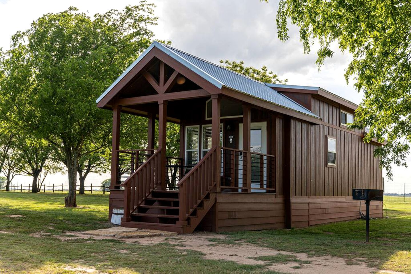 Southern Comfort Meets Glamping Chic: Texas Cabin Getaway near Waco