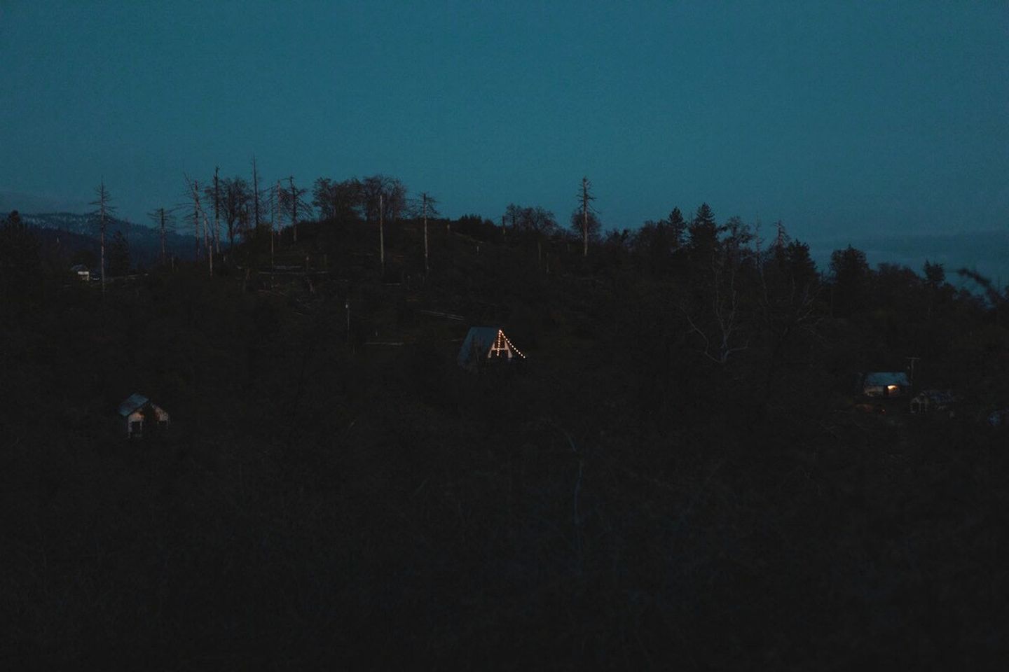 Spacious Four Bedroom Cabin on Private Land in Sierra National Forest, Perfect for a Tranquil Weekend in Nature with Family