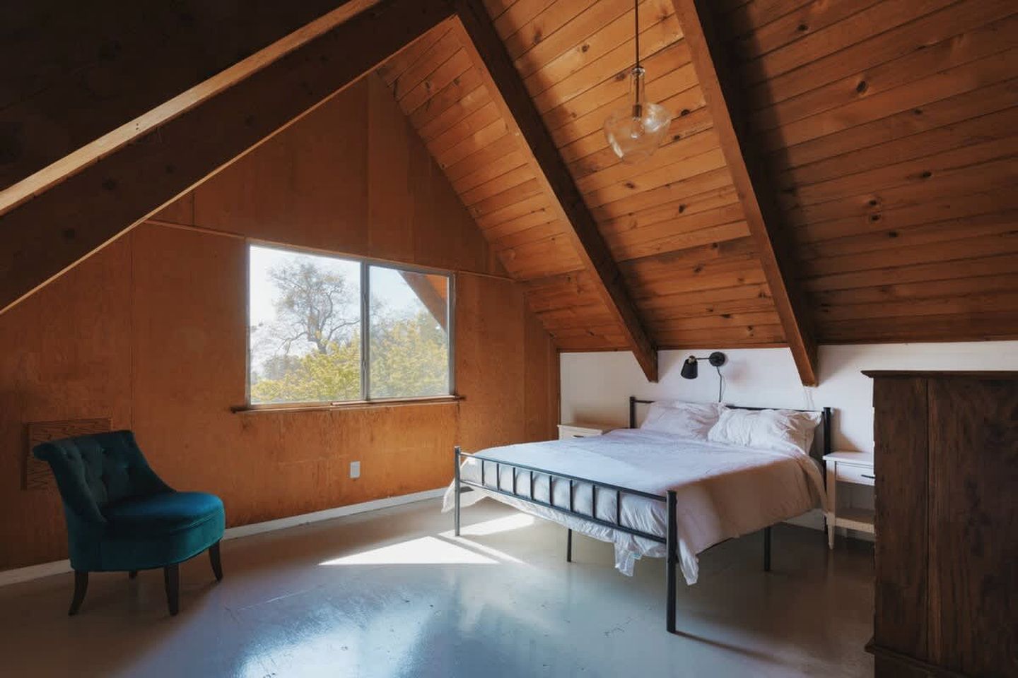 Spacious Four Bedroom Cabin on Private Land in Sierra National Forest, Perfect for a Tranquil Weekend in Nature with Family