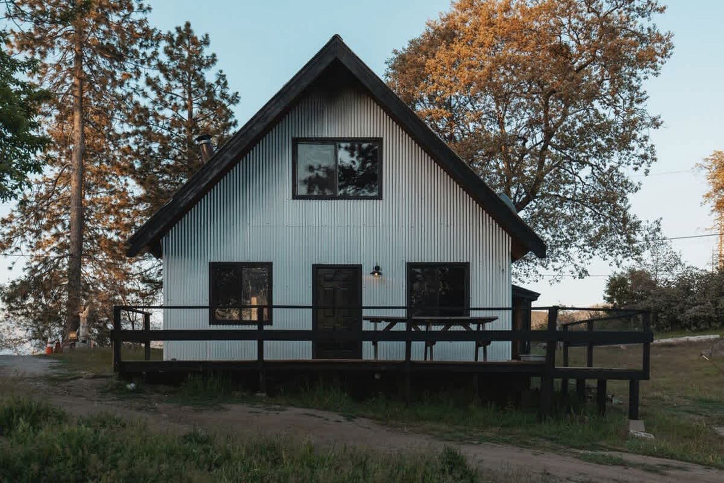 Spacious Four Bedroom Cabin on Private Land in Sierra National Forest, Perfect for a Tranquil Weekend in Nature with Family