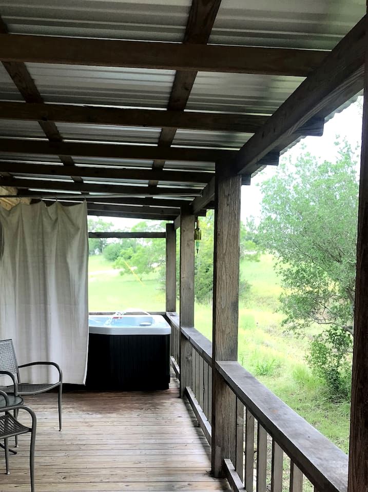 Spacious Accommodation for Two with Direct Creek Access for Fishing in Fredericksburg, Texas