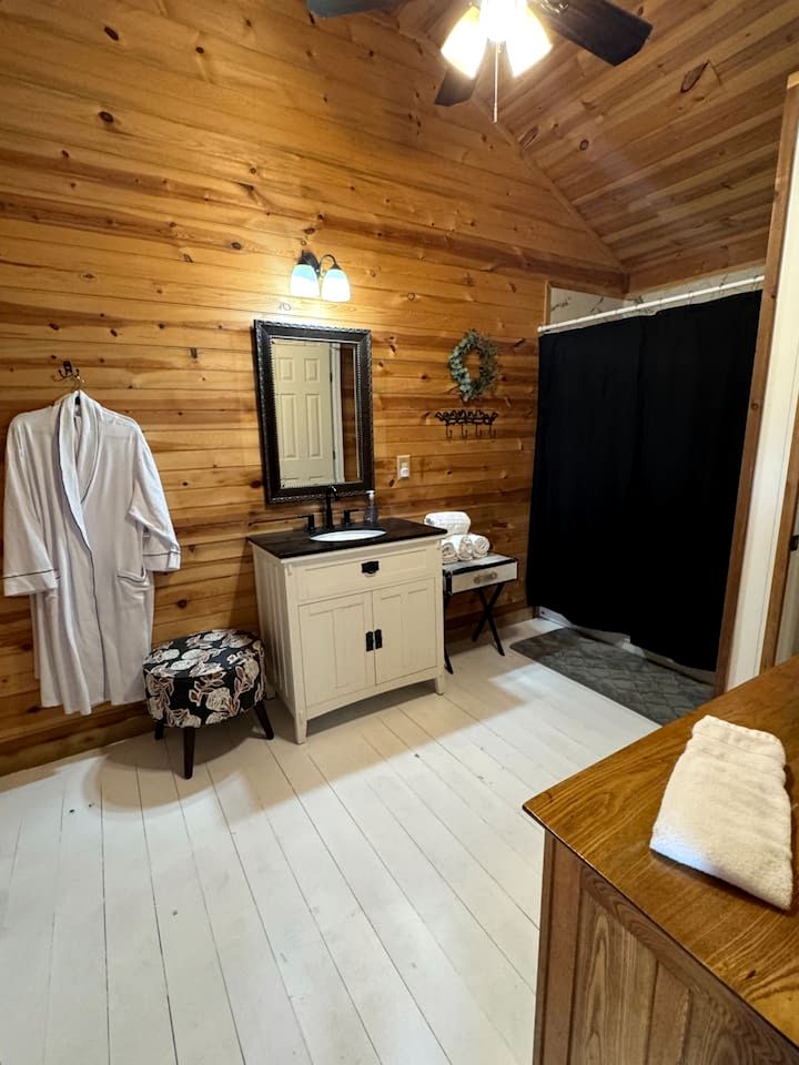 Spacious Accommodation for Two with Direct Creek Access for Fishing in Fredericksburg, Texas