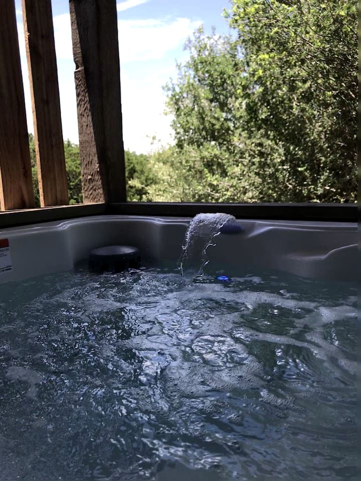 Spacious Accommodation for Two with Direct Creek Access for Fishing in Fredericksburg, Texas