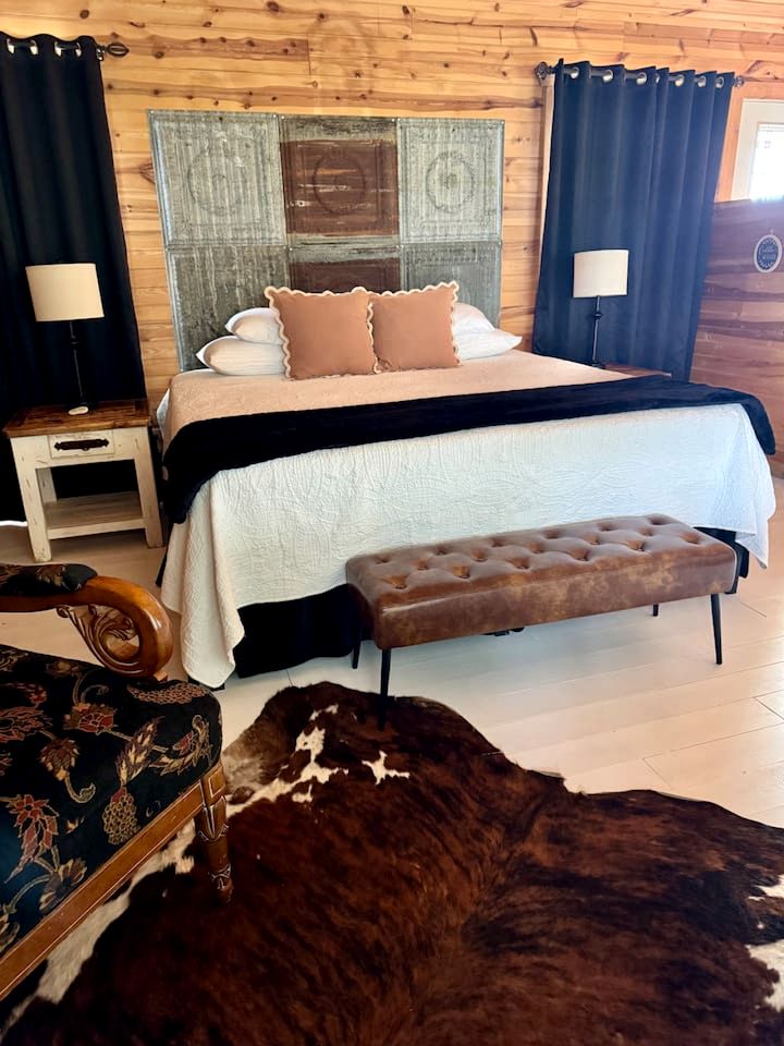 Spacious Accommodation for Two with Direct Creek Access for Fishing in Fredericksburg, Texas