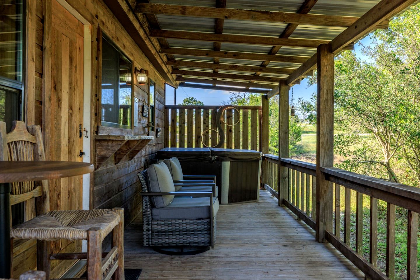 Spacious Accommodation for Two with Direct Creek Access for Fishing in Fredericksburg, Texas