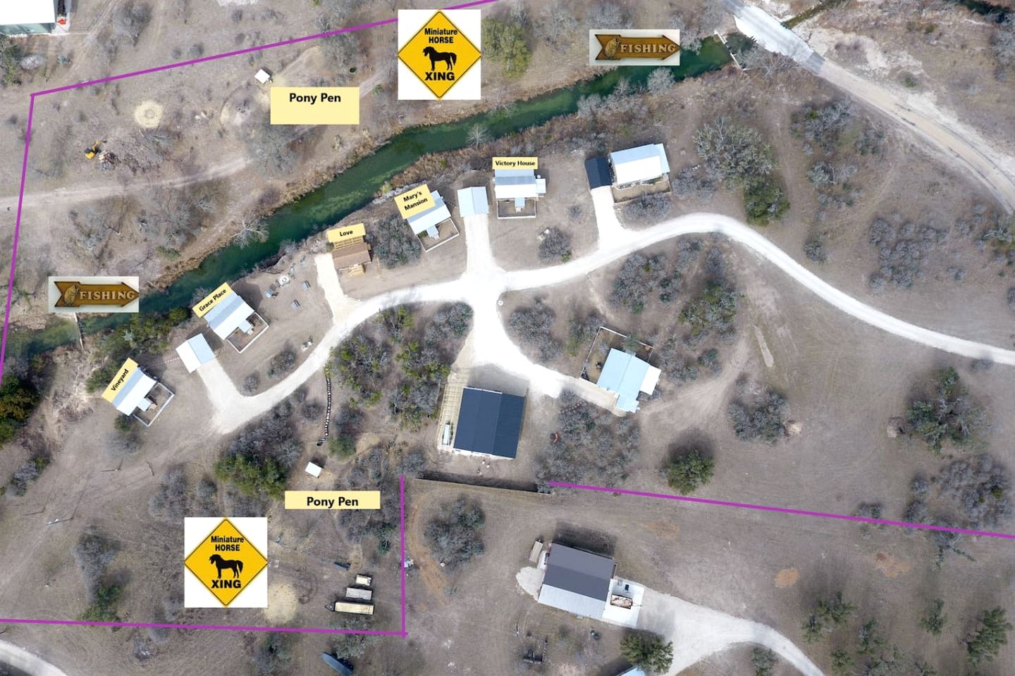 Spacious Accommodation for Two with Direct Creek Access for Fishing in Fredericksburg, Texas