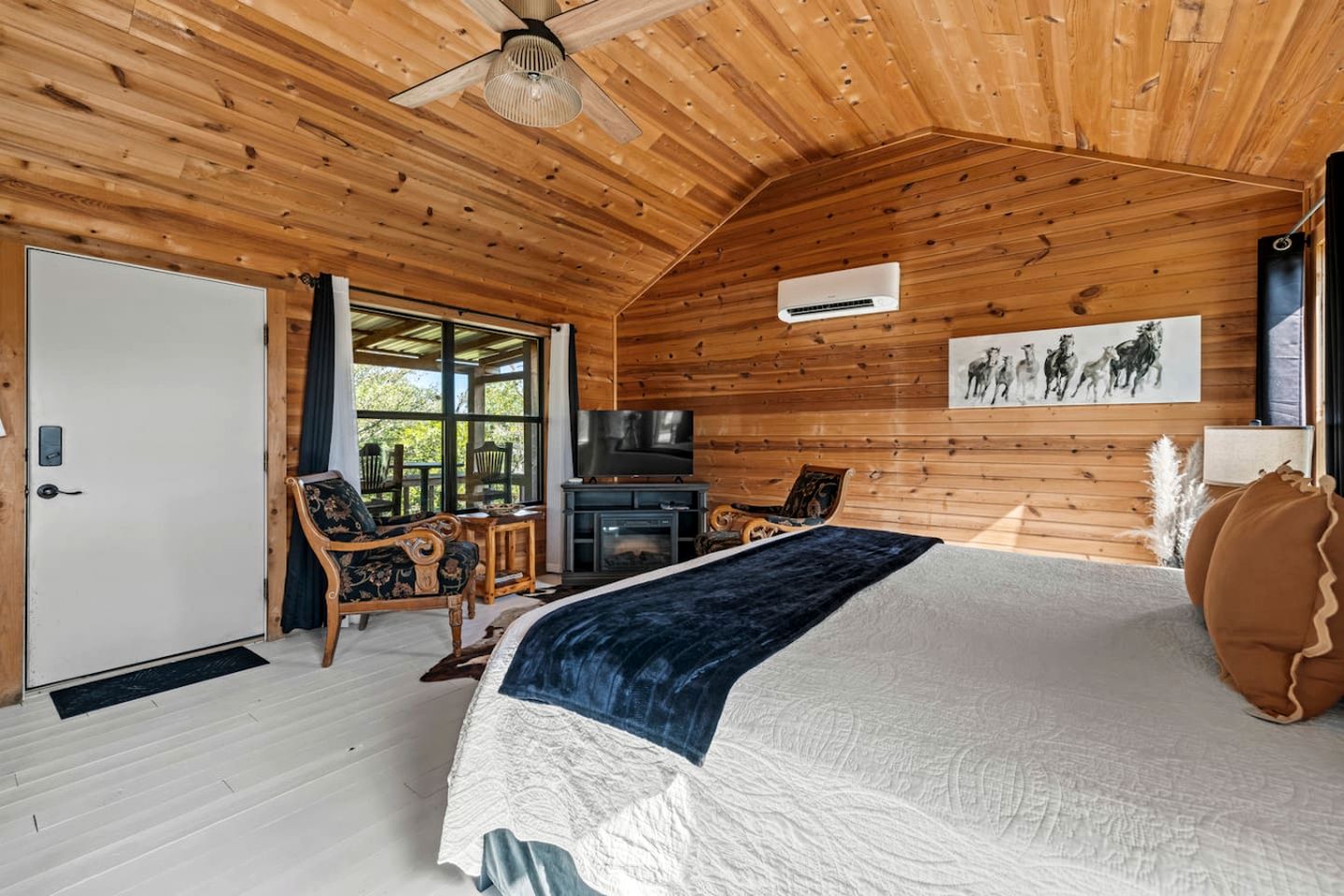 Spacious Accommodation for Two with Direct Creek Access for Fishing in Fredericksburg, Texas