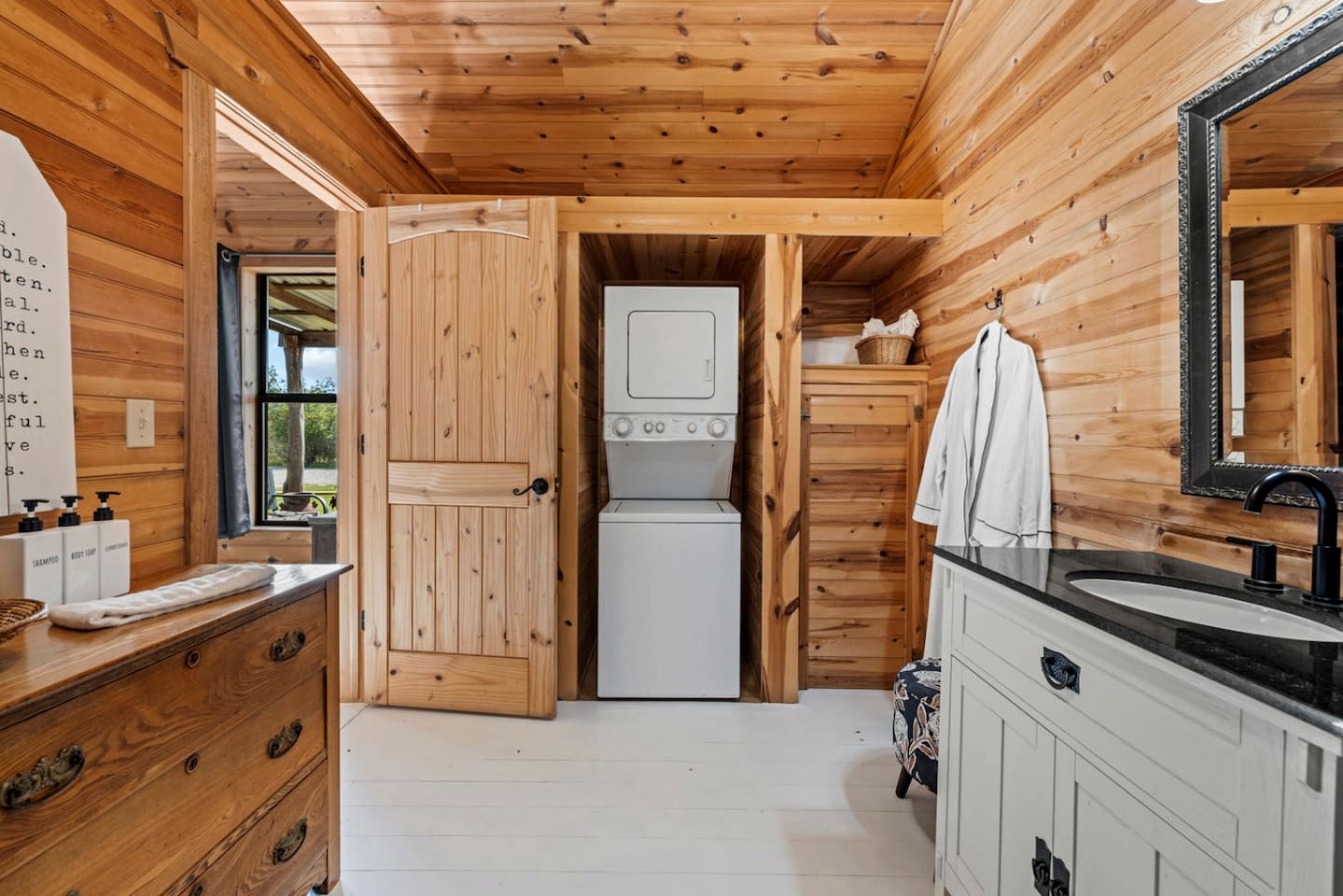 Spacious Accommodation for Two with Direct Creek Access for Fishing in Fredericksburg, Texas