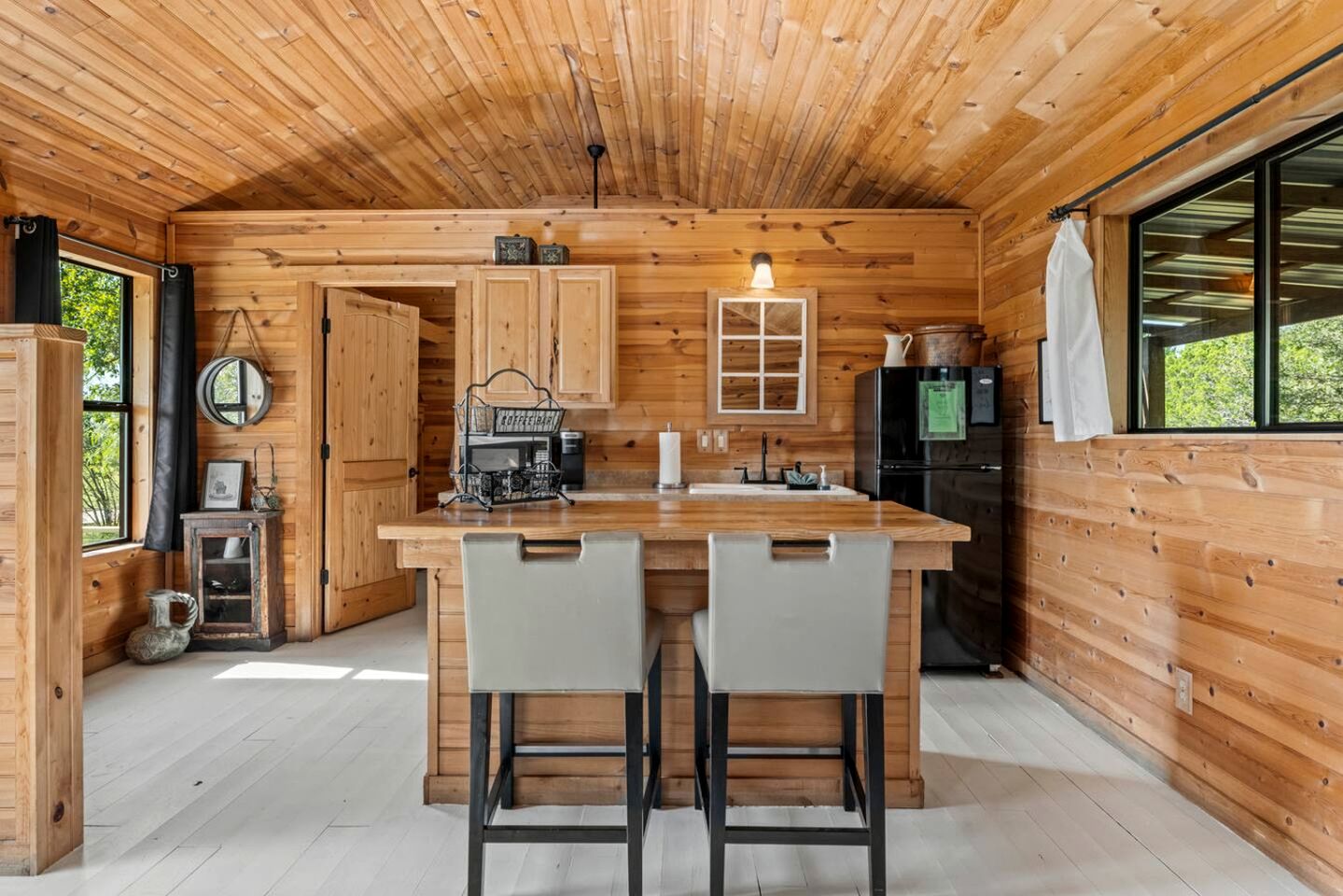 Spacious Accommodation for Two with Direct Creek Access for Fishing in Fredericksburg, Texas