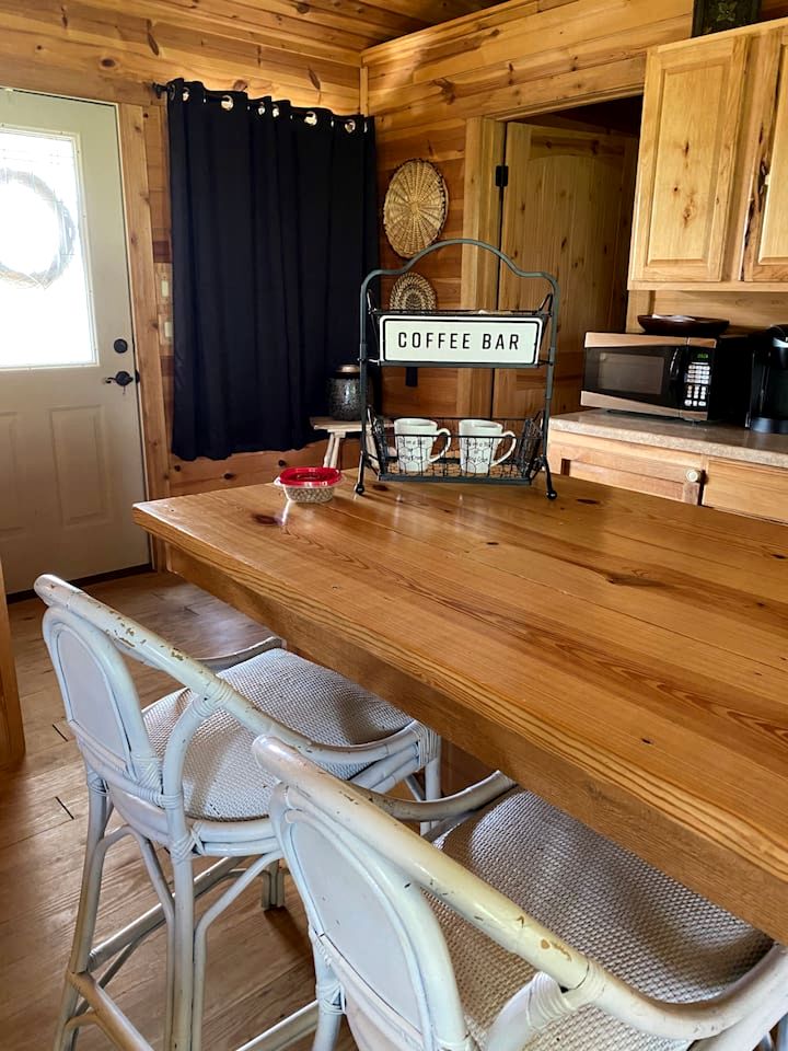 Spacious Accommodation for Two with Direct Creek Access for Fishing in Fredericksburg, Texas