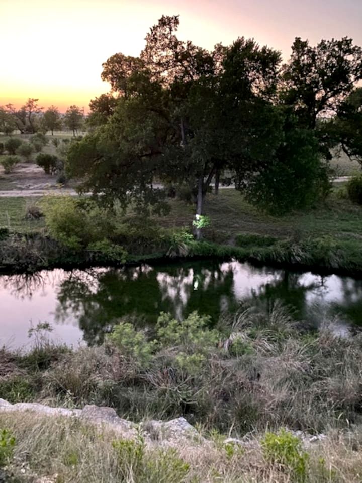 Spacious Accommodation for Two with Direct Creek Access for Fishing in Fredericksburg, Texas