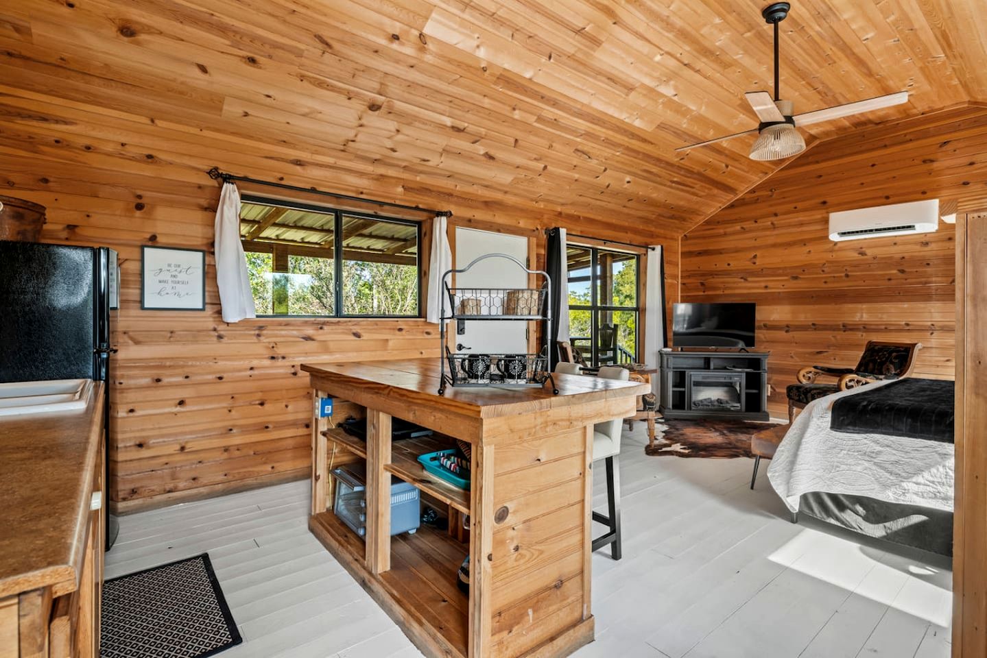 Spacious Accommodation for Two with Direct Creek Access for Fishing in Fredericksburg, Texas