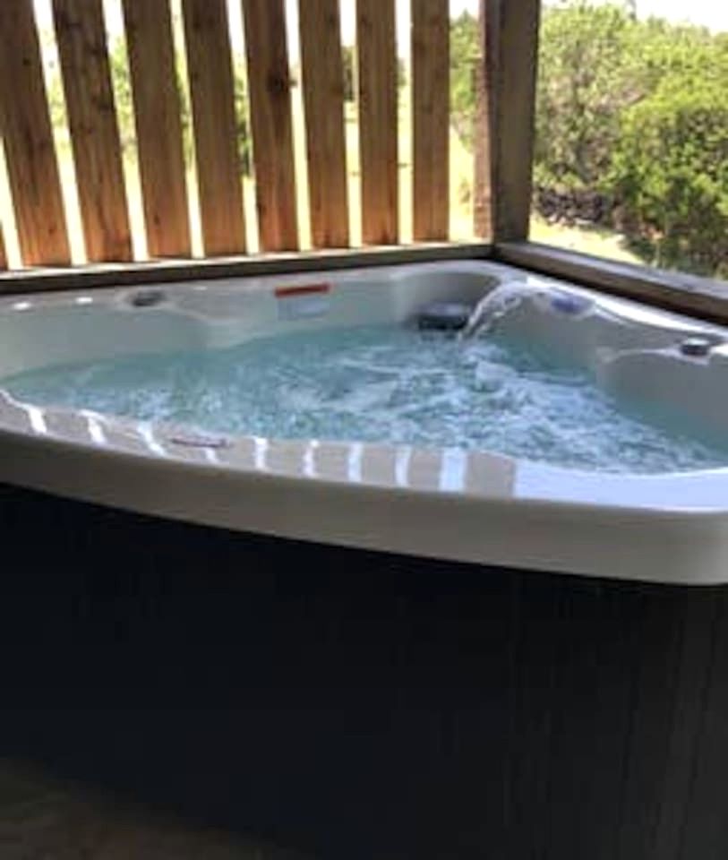 Spacious Accommodation for Two with Direct Creek Access for Fishing in Fredericksburg, Texas