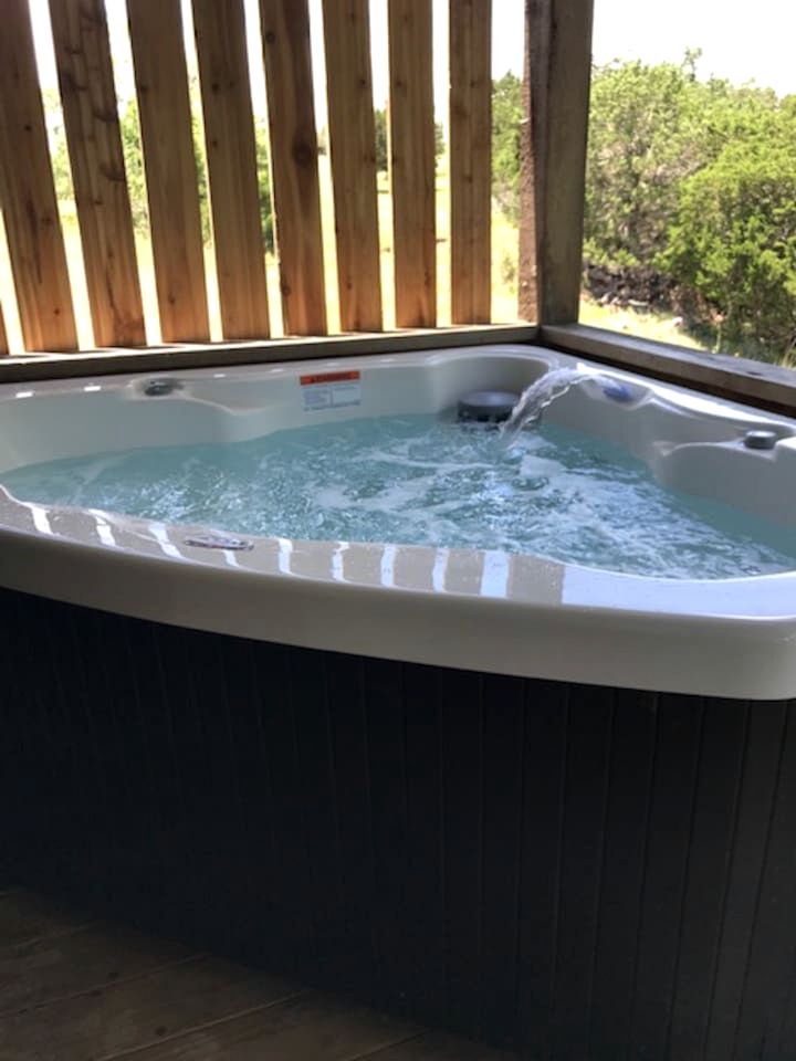 Spacious Accommodation for Two with Direct Creek Access for Fishing in Fredericksburg, Texas