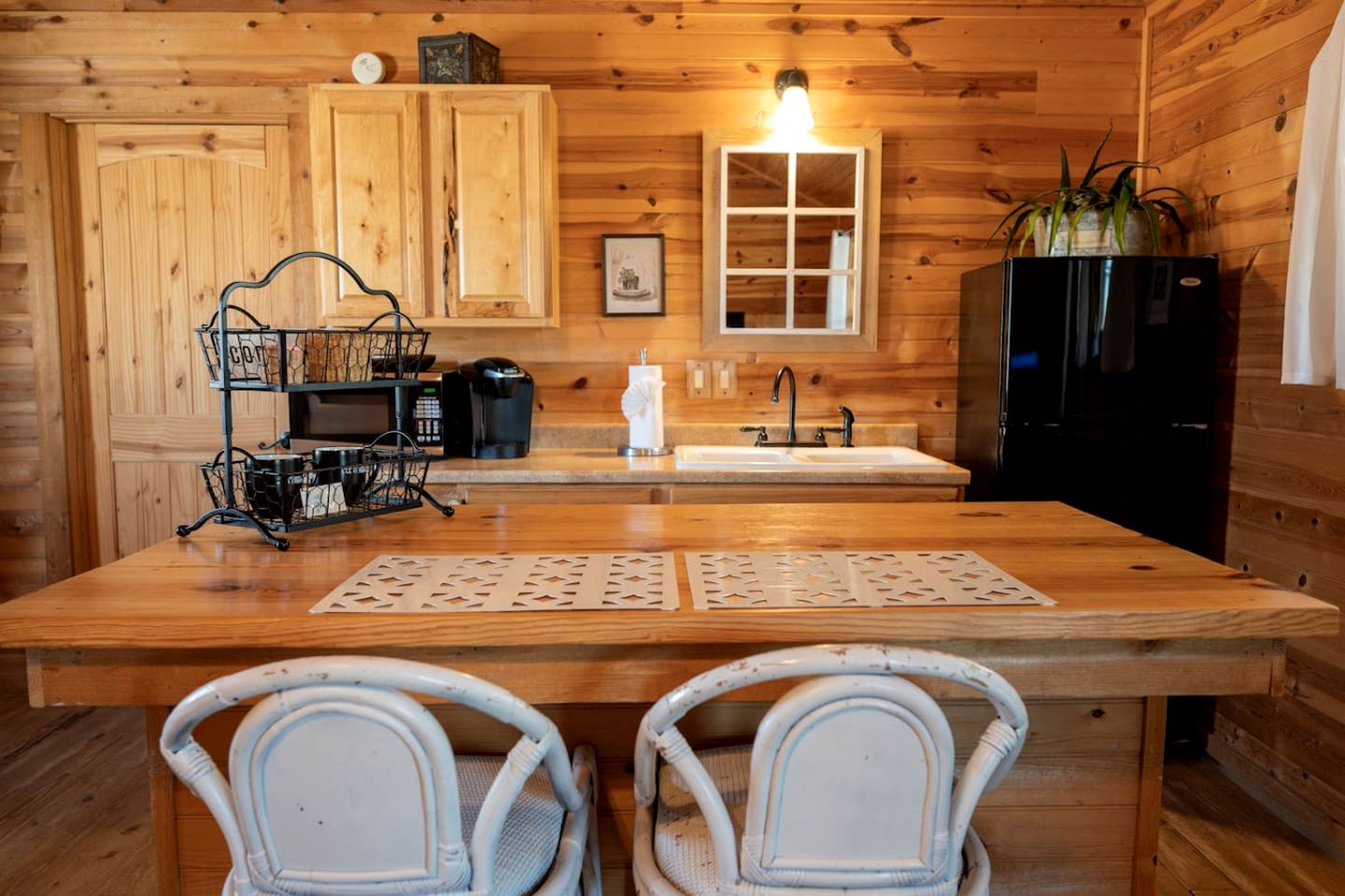 Spacious Accommodation for Two with Direct Creek Access for Fishing in Fredericksburg, Texas