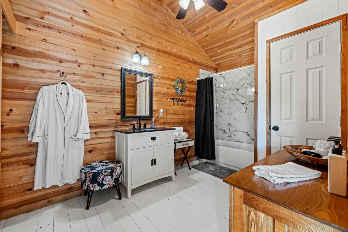 Spacious Accommodation for Two with Direct Creek Access for Fishing in Fredericksburg, Texas