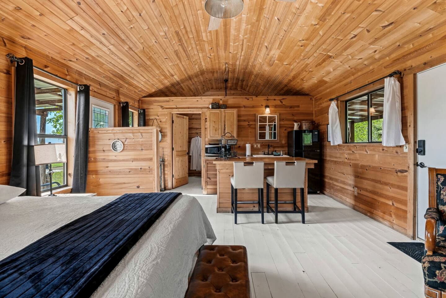 Spacious Accommodation for Two with Direct Creek Access for Fishing in Fredericksburg, Texas