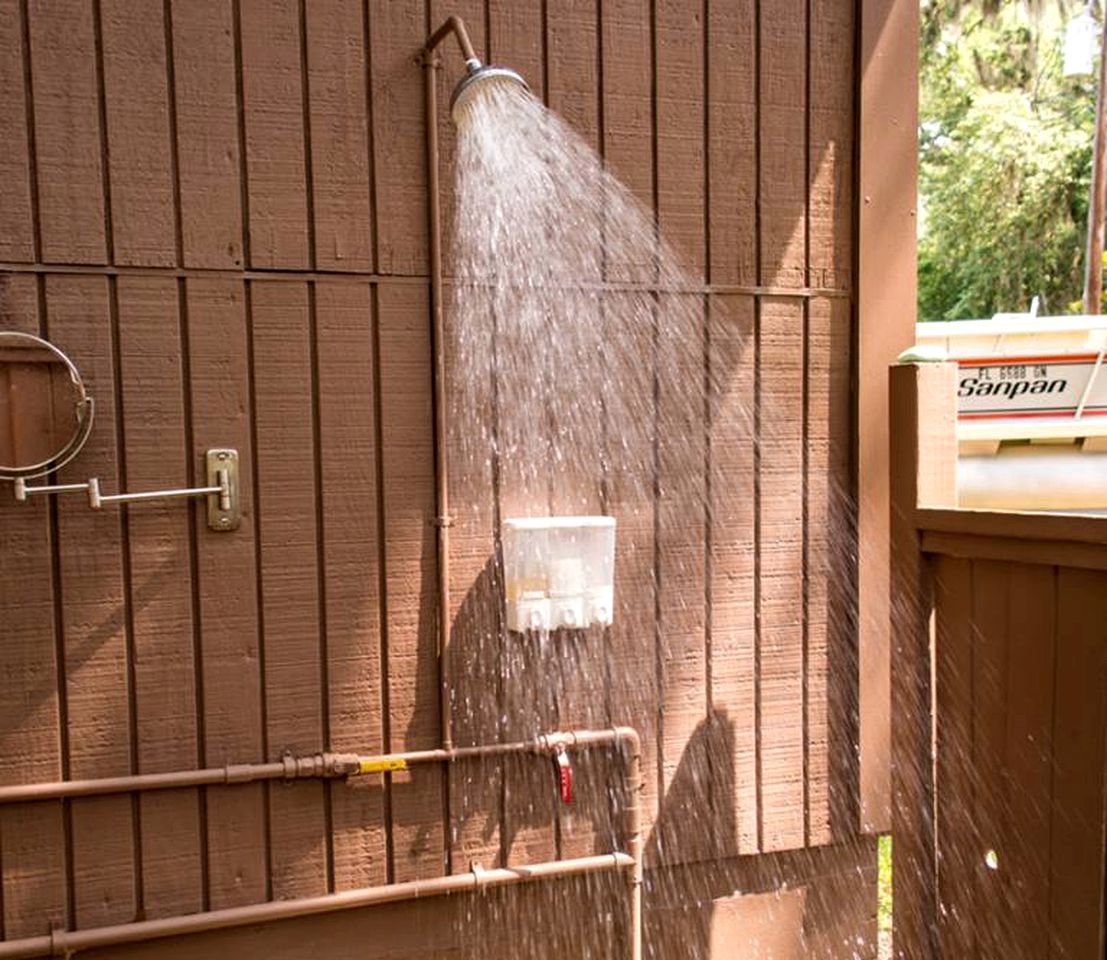 Spacious Cabin for a Group Getaway Overlooking Junior Lake in Florida