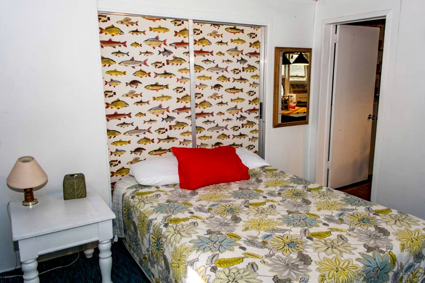 Spacious Cabin for a Group Getaway Overlooking Junior Lake in Florida