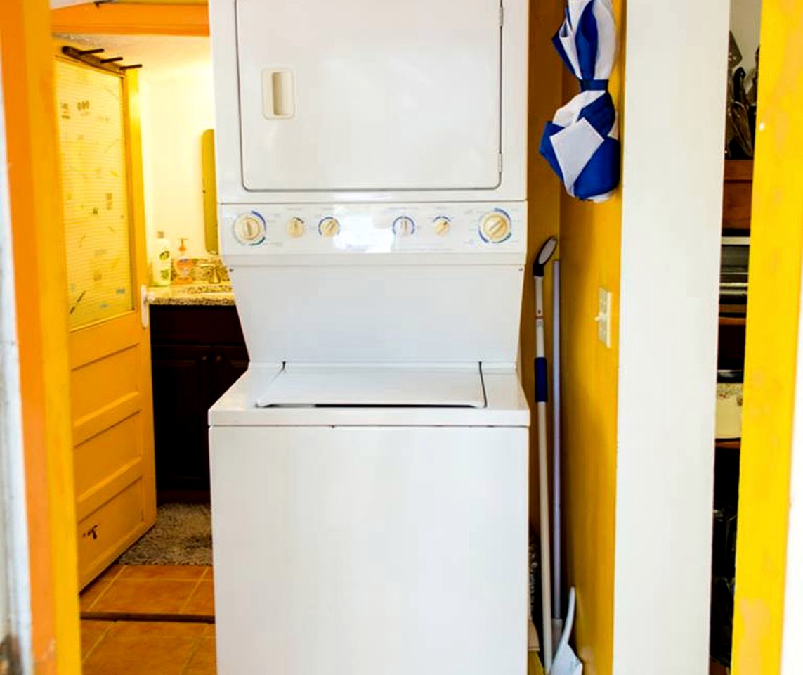 Spacious Cabin for a Group Getaway Overlooking Junior Lake in Florida