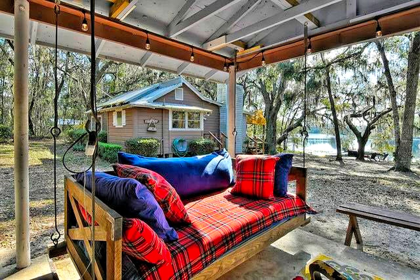 Spacious Cabin for a Group Getaway Overlooking Junior Lake in Florida