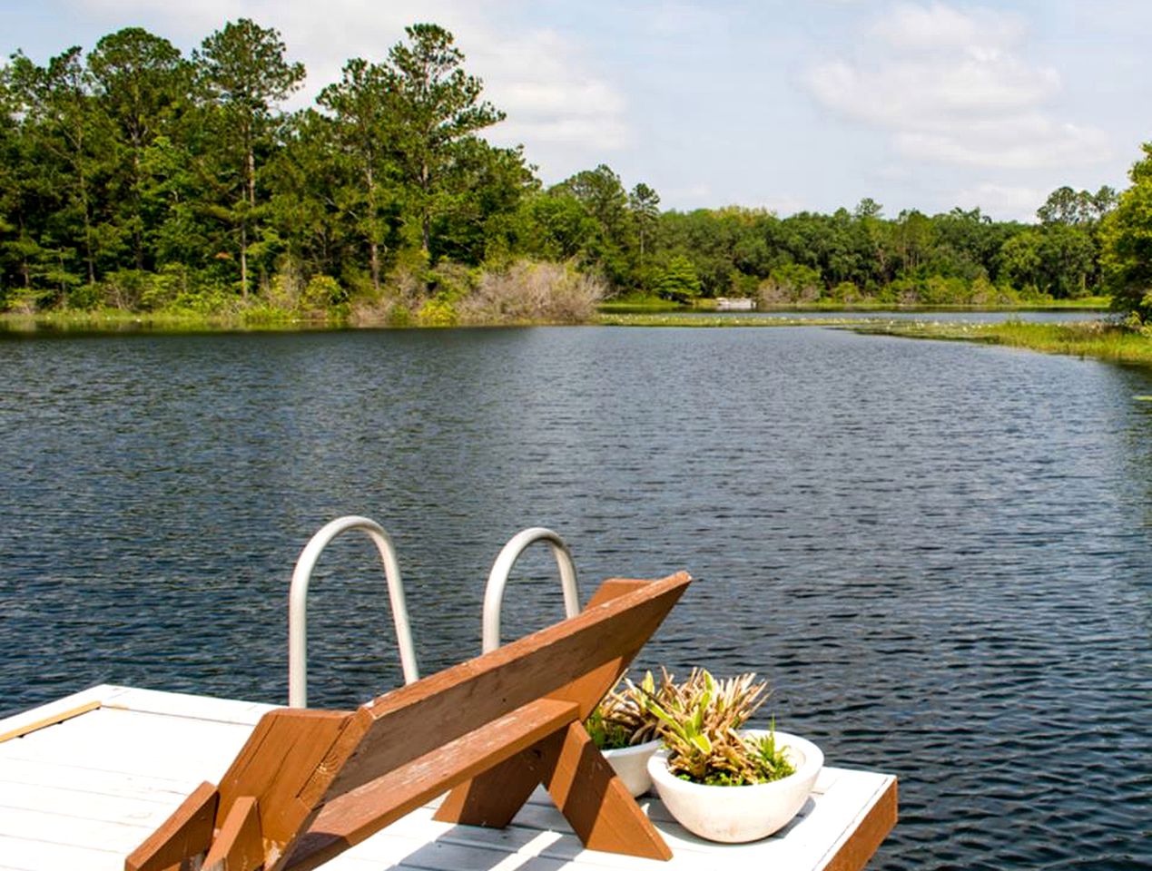 Spacious Cabin for a Group Getaway Overlooking Junior Lake in Florida