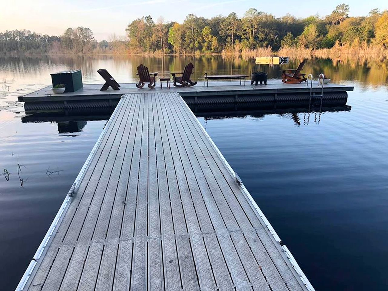 Spacious Cabin for a Group Getaway Overlooking Junior Lake in Florida