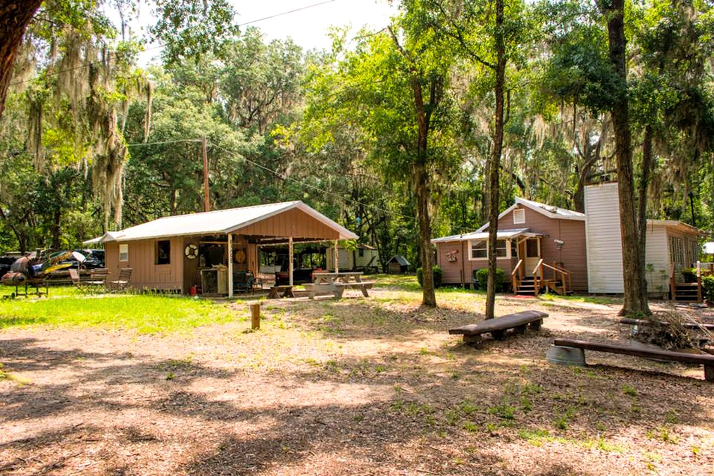 Spacious Cabin for a Group Getaway Overlooking Junior Lake in Florida