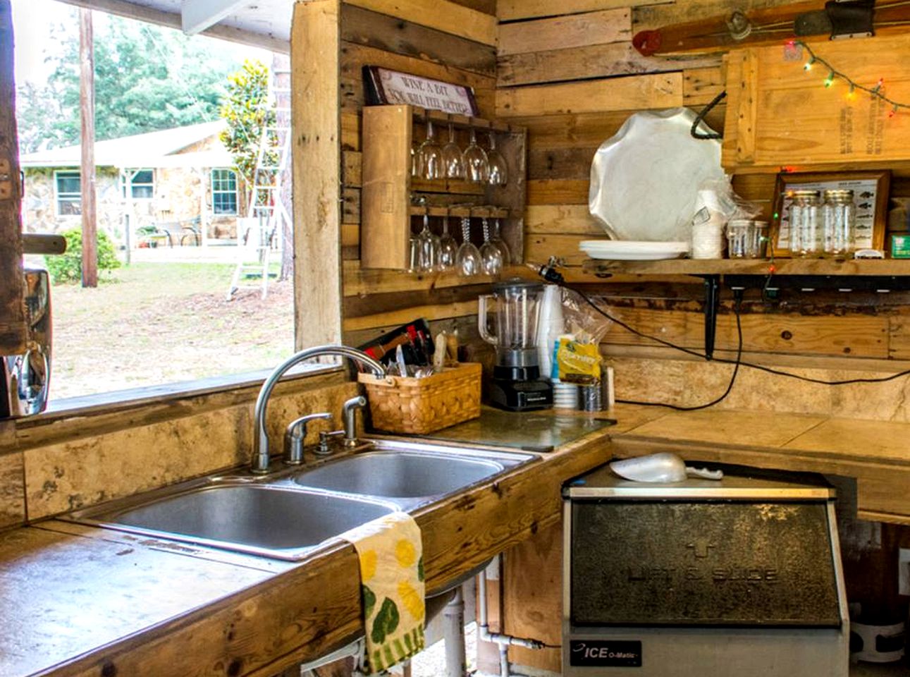 Spacious Cabin for a Group Getaway Overlooking Junior Lake in Florida