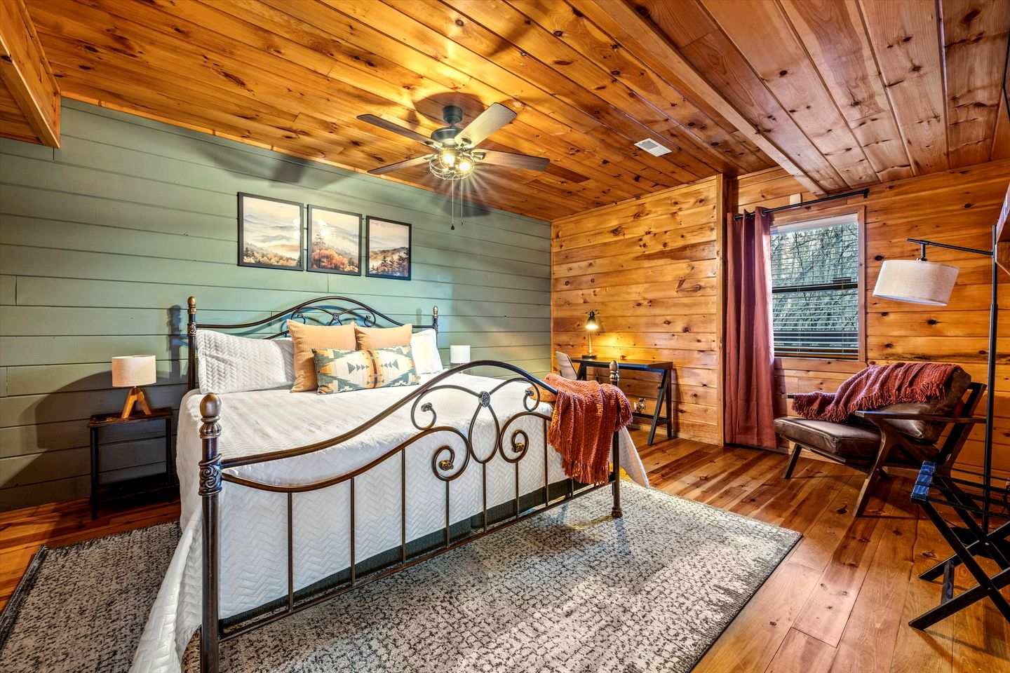 Spacious Cabin with Game Room, Hot Tub & 3 Decks Near Smoky Mountains, Sevierville, TN