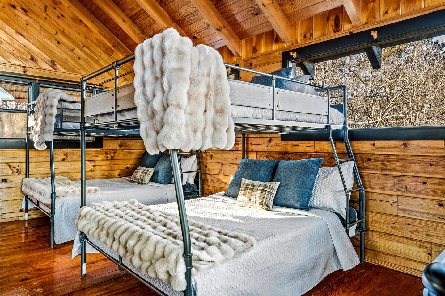 Spacious Cabin with Game Room, Hot Tub & 3 Decks Near Smoky Mountains, Sevierville, TN