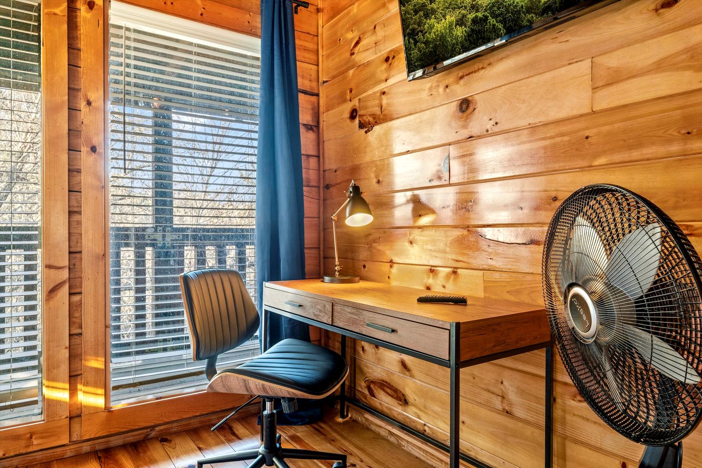 Spacious Cabin with Game Room, Hot Tub & 3 Decks Near Smoky Mountains, Sevierville, TN