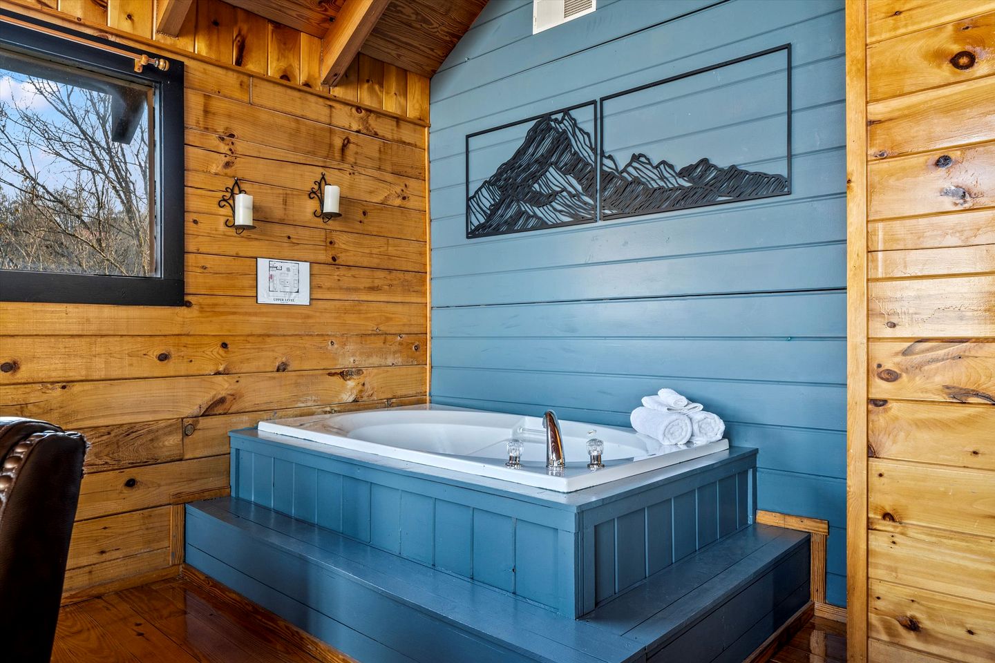 Spacious Cabin with Game Room, Hot Tub & 3 Decks Near Smoky Mountains, Sevierville, TN